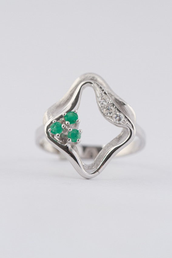 Wit gouden ring met smaragd en briljanten