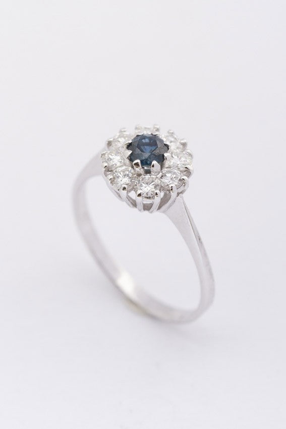 White gold entourage ring with sapphire and diamonds