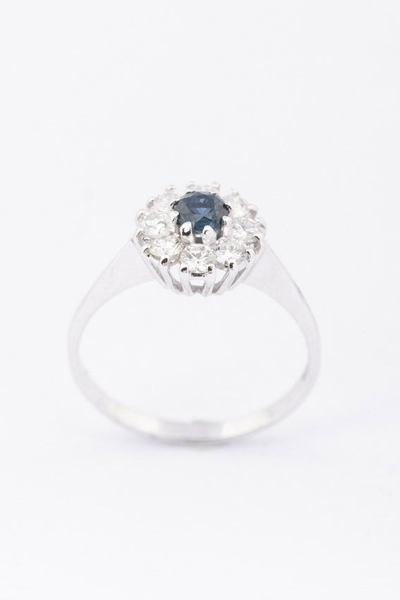 White gold entourage ring with sapphire and diamonds