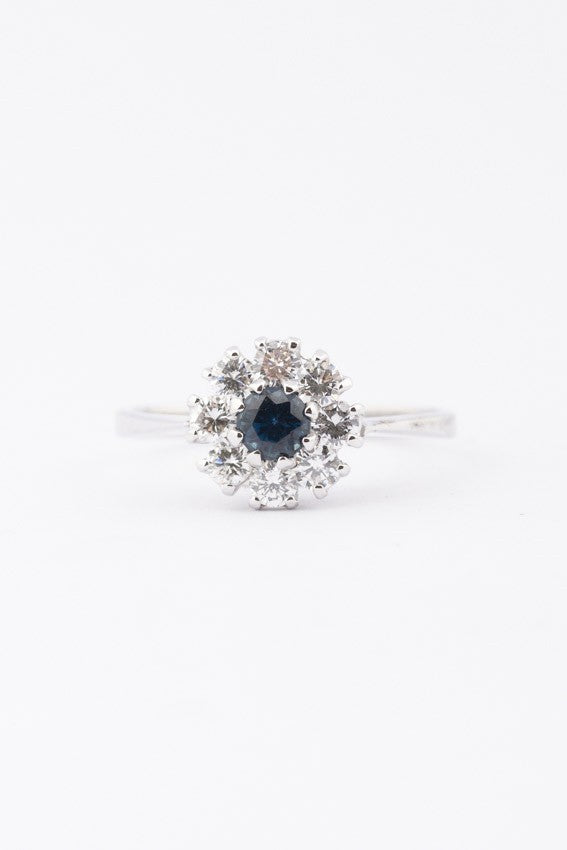 White gold entourage ring with sapphire and diamonds