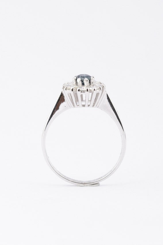 White gold entourage ring with sapphire and diamonds