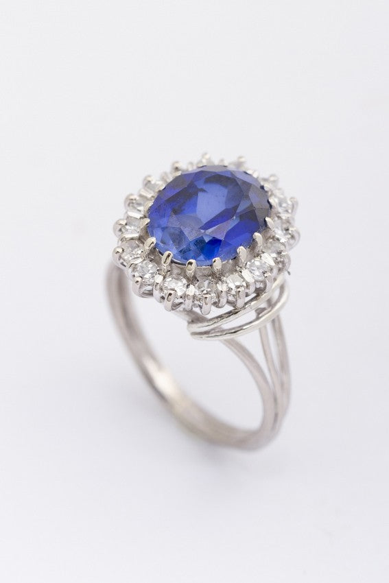 White gold entourage ring with sapphire and diamonds