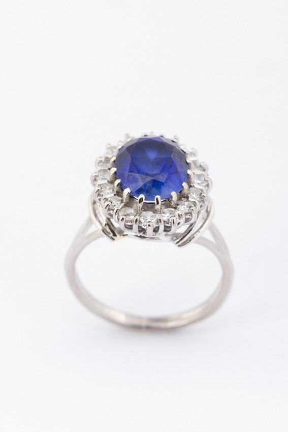 White gold entourage ring with sapphire and diamonds