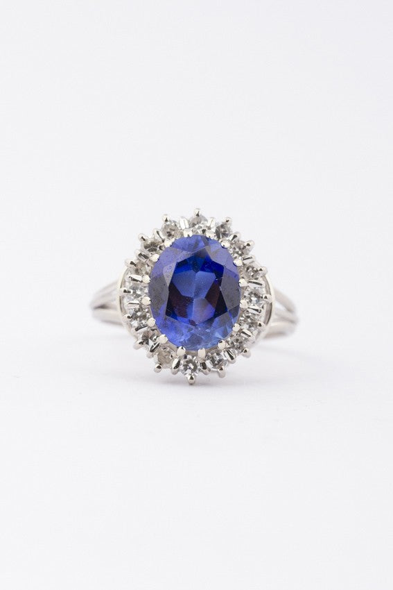 White gold entourage ring with sapphire and diamonds