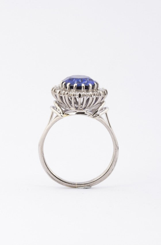 White gold entourage ring with sapphire and diamonds