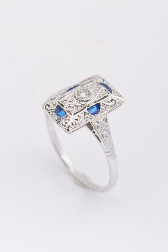 White gold Art Deco ring with a brilliant and enamel