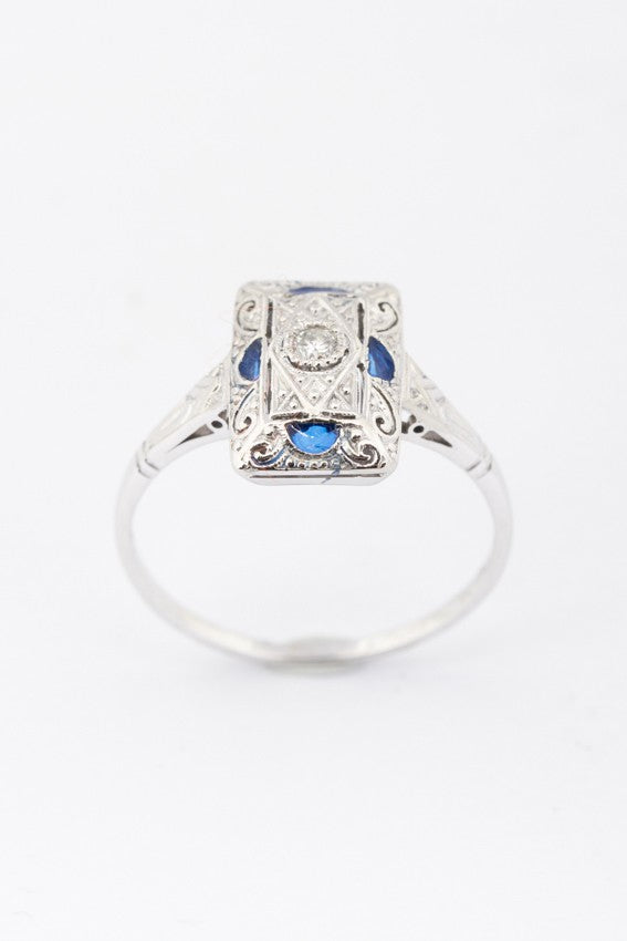 White gold Art Deco ring with a brilliant and enamel