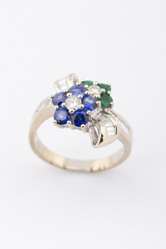 White gold bow ring with sapphire, emerald and diamonds