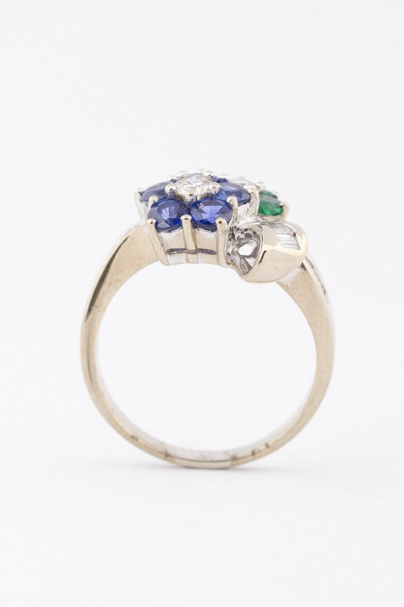 White gold bow ring with sapphire, emerald and diamonds