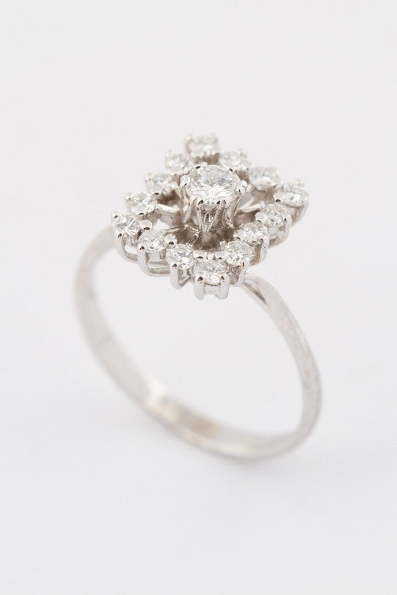 White gold entourage ring with diamonds. Total weight approx. 0.47 ct.