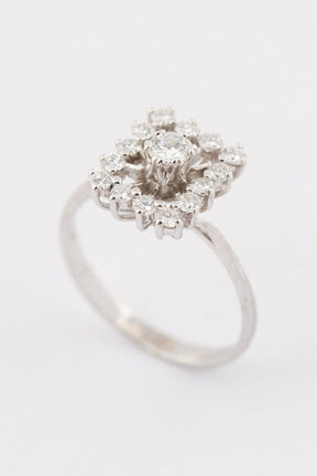 White gold entourage ring with diamonds. Total weight approx. 0.47 ct.