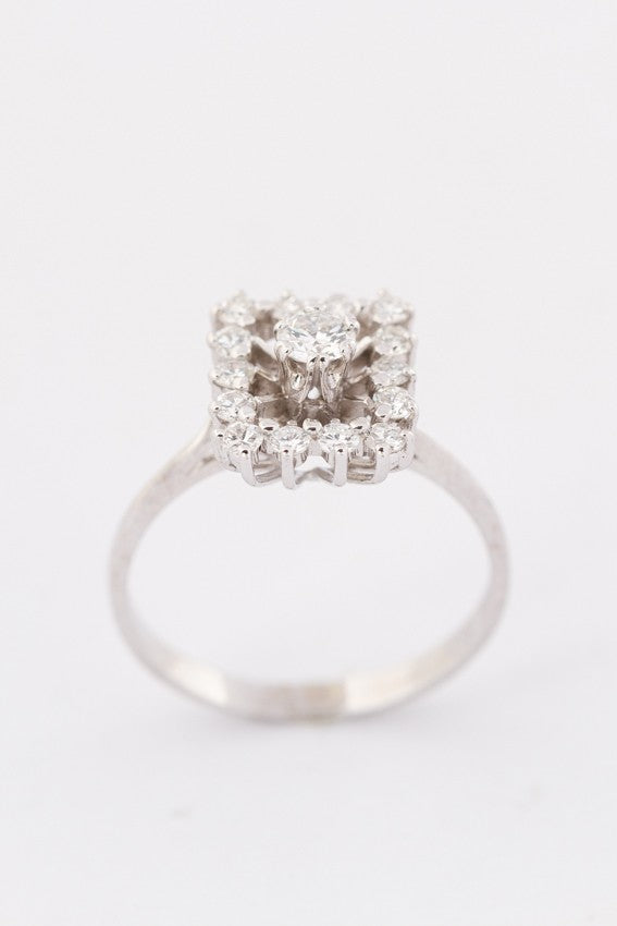 White gold entourage ring with diamonds. Total weight approx. 0.47 ct.