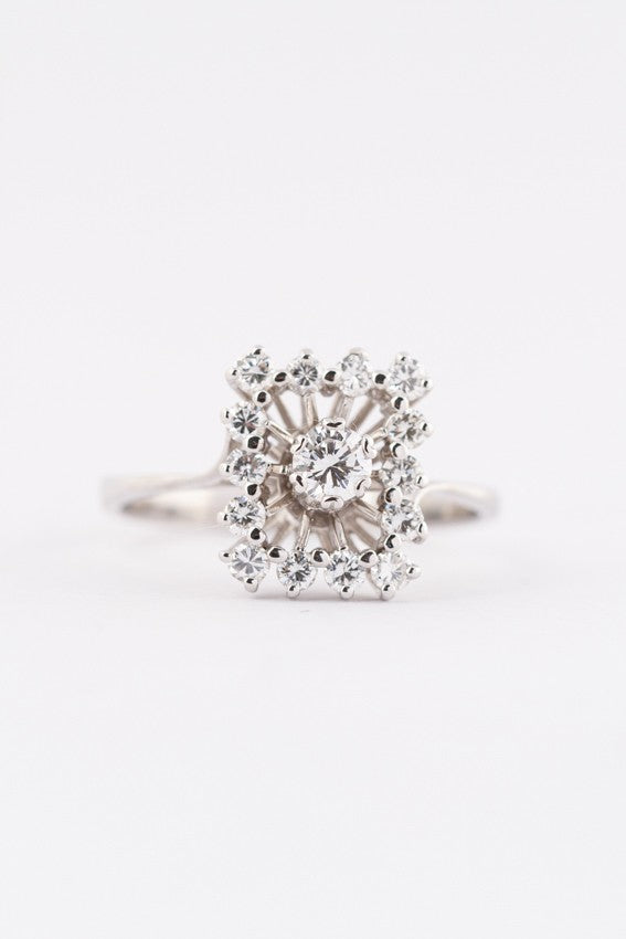 White gold entourage ring with diamonds. Total weight approx. 0.47 ct.