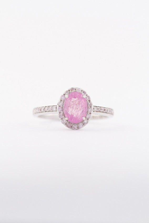 Wit gouden entourage ring met roze saffier en briljanten