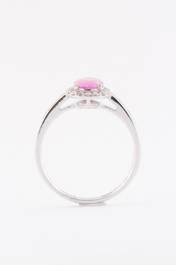 Wit gouden entourage ring met roze saffier en briljanten