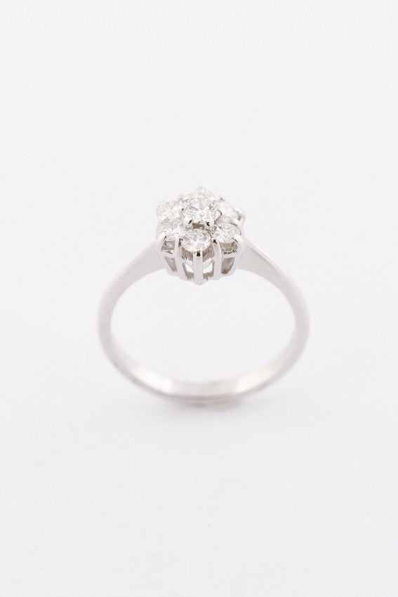 White gold entourage ring with 7 diamonds