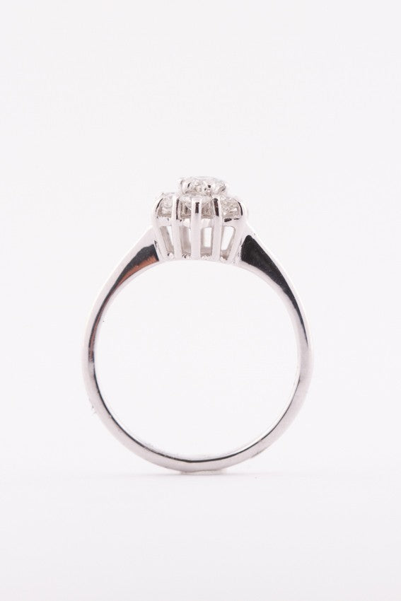 White gold entourage ring with 7 diamonds