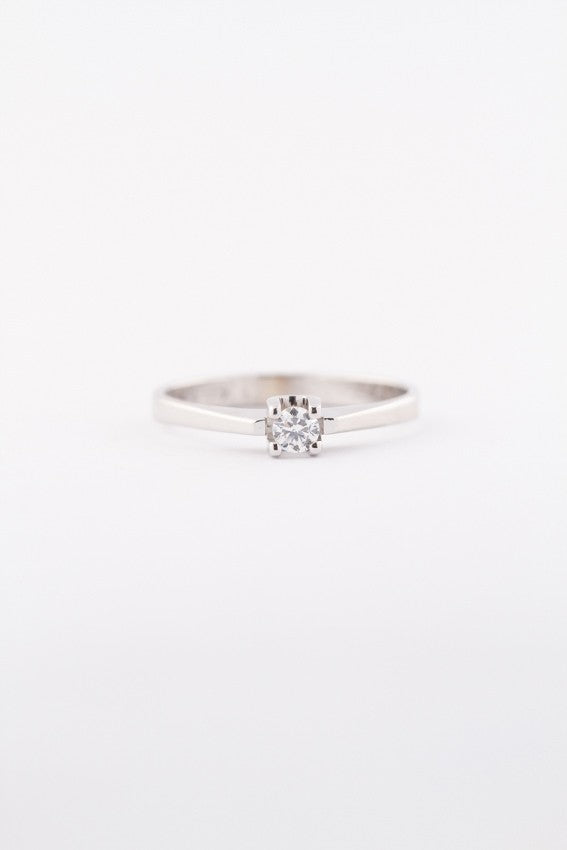 White gold solitaire ring with a 0.14 ct brilliant.