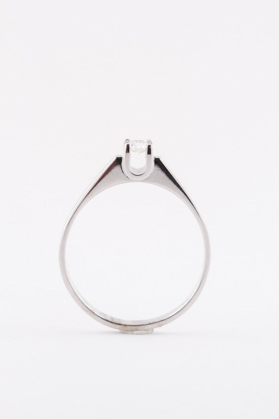 White gold solitaire ring with a 0.14 ct brilliant.