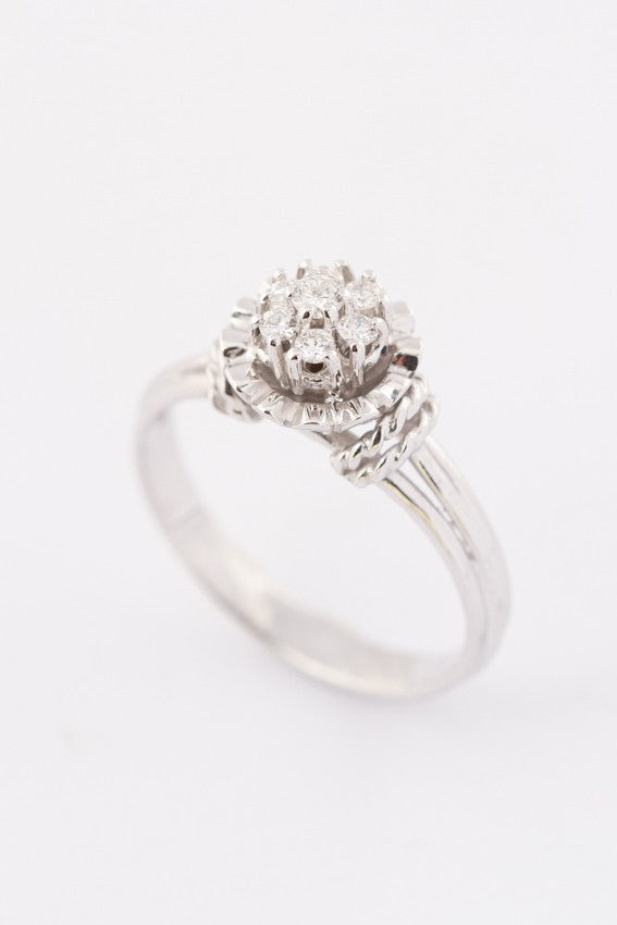 White gold entourage ring with 7 brilliant-cut diamonds. Approx. 0.24 ct.