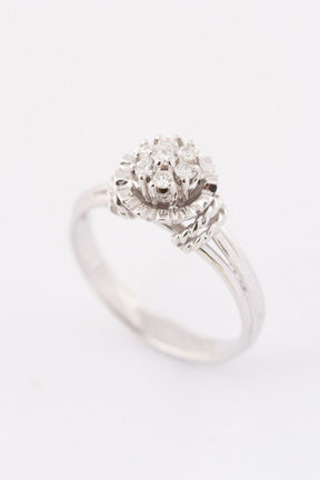 White gold entourage ring with 7 brilliant-cut diamonds. Approx. 0.24 ct.