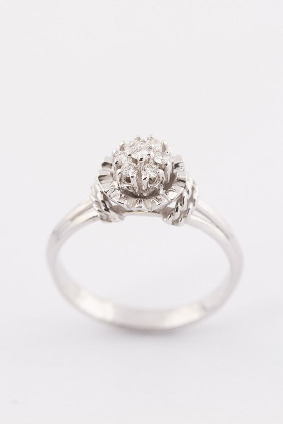 White gold entourage ring with 7 brilliant-cut diamonds. Approx. 0.24 ct.