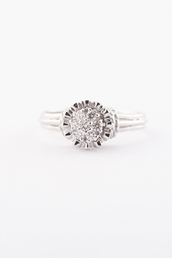 White gold entourage ring with 7 brilliant-cut diamonds. Approx. 0.24 ct.