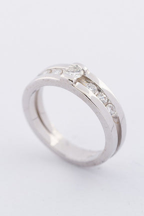 White gold ring with 7 brilliant-cut diamonds. Total weight approx. 0.40 ct.
