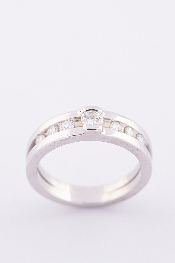 White gold ring with 7 brilliant-cut diamonds. Total weight approx. 0.40 ct.