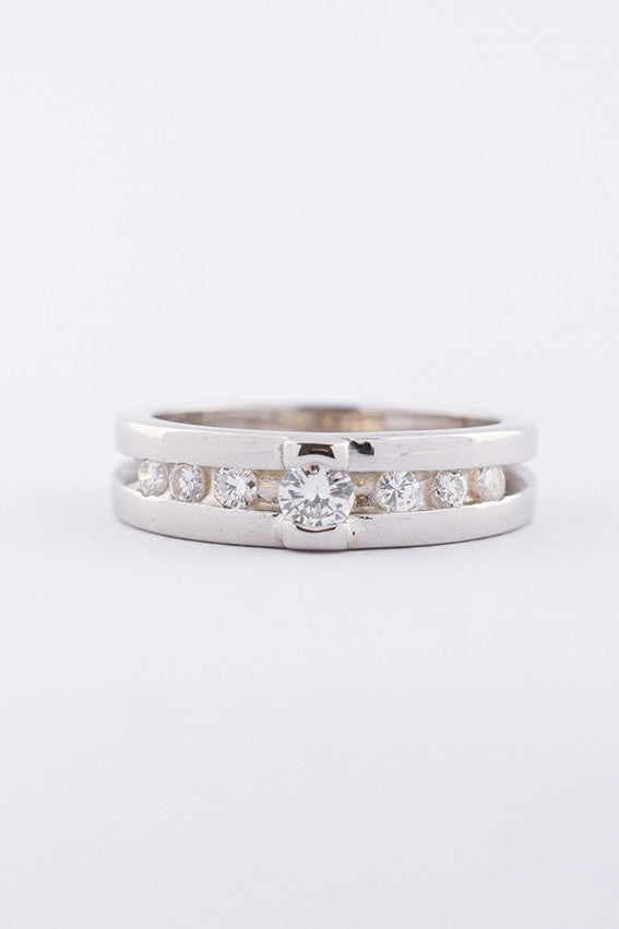 White gold ring with 7 brilliant-cut diamonds. Total weight approx. 0.40 ct.
