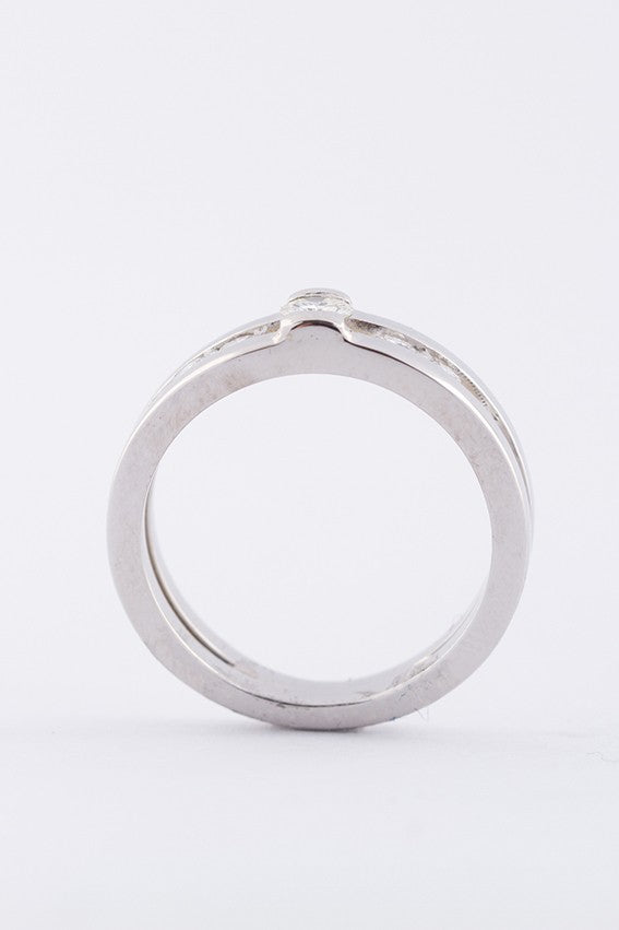 White gold ring with 7 brilliant-cut diamonds. Total weight approx. 0.40 ct.