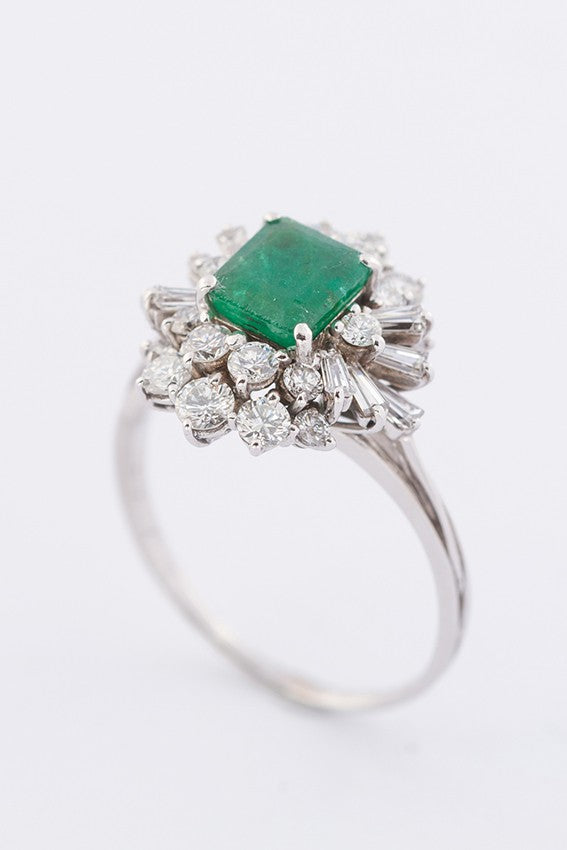 Wit gouden entourage ring met een smaragd, briljante en baguette diamant