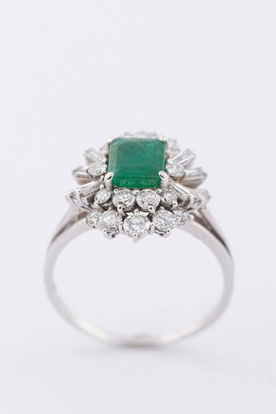 Wit gouden entourage ring met een smaragd, briljante en baguette diamant