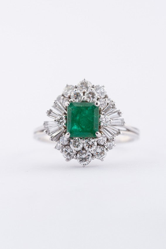 Wit gouden entourage ring met een smaragd, briljante en baguette diamant