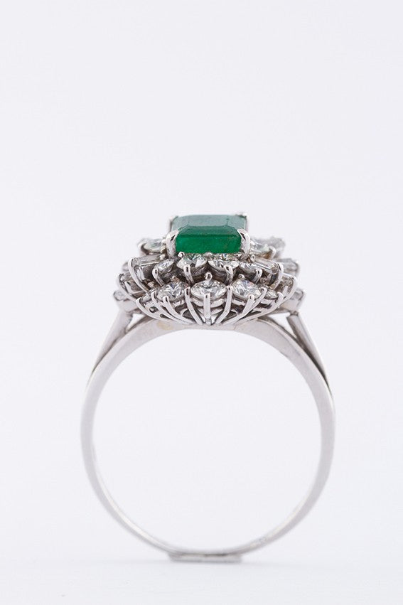 Wit gouden entourage ring met een smaragd, briljante en baguette diamant