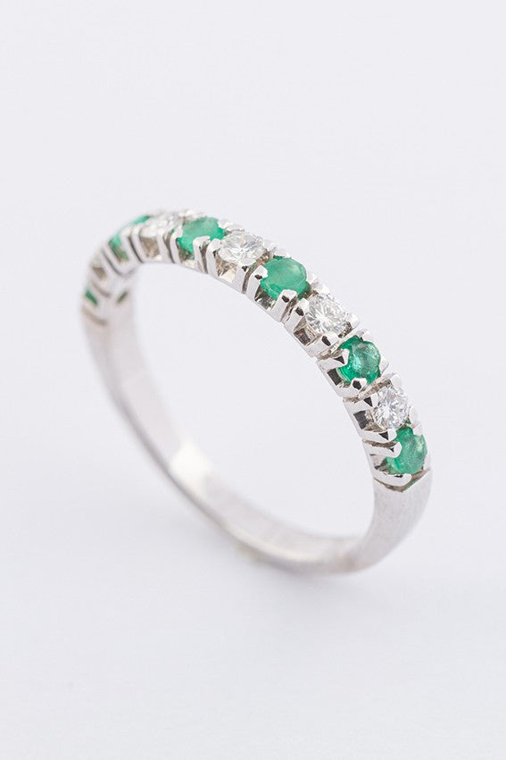 White gold row ring with 6 emeralds and 5 brilliants