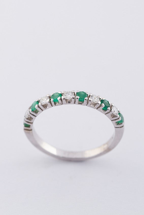 White gold row ring with 6 emeralds and 5 brilliants