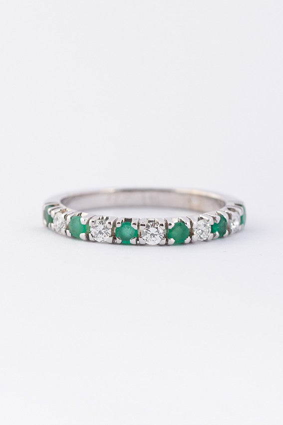 White gold row ring with 6 emeralds and 5 brilliants