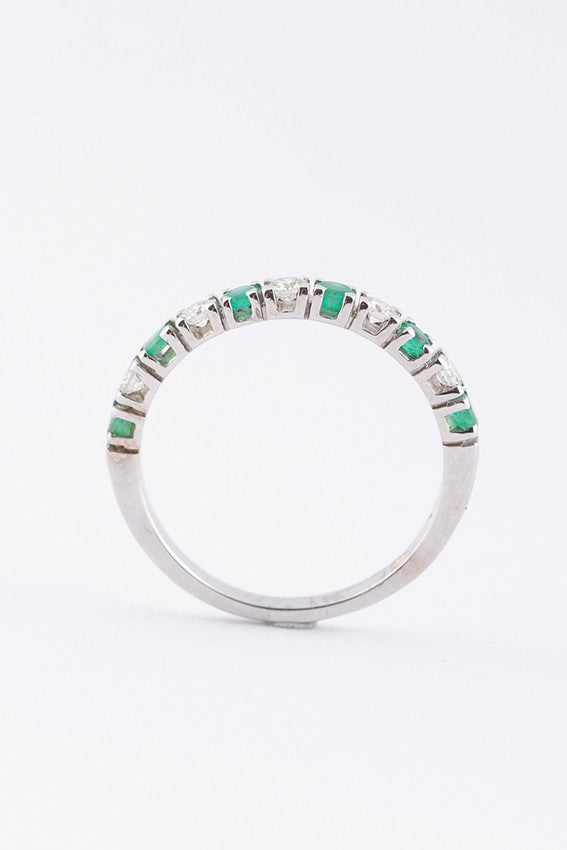 White gold row ring with 6 emeralds and 5 brilliants