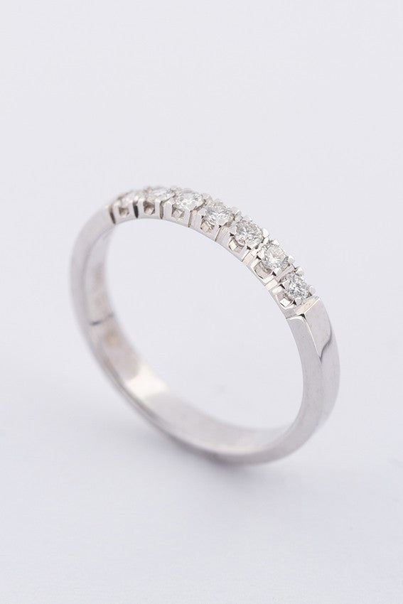 Wit gouden rij ring met 7 briljanten. Totaal ca. 0.21 ct.