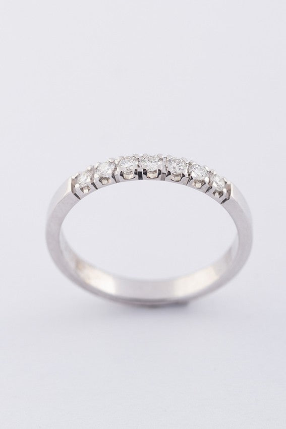 Wit gouden rij ring met 7 briljanten. Totaal ca. 0.21 ct.