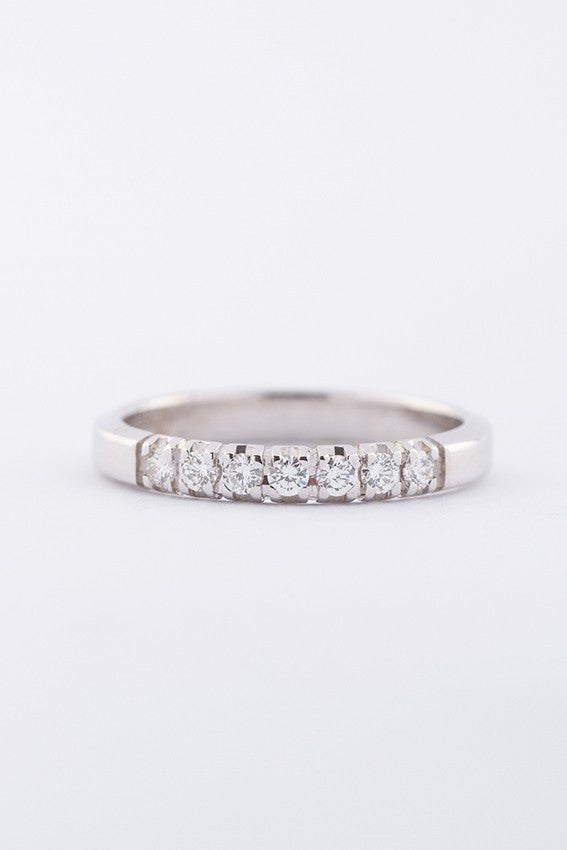 Wit gouden rij ring met 7 briljanten. Totaal ca. 0.21 ct.