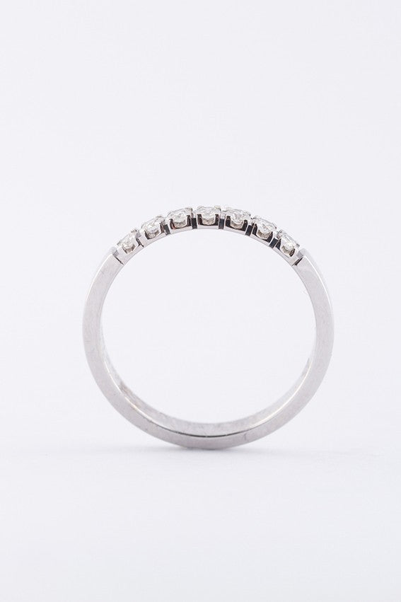 Wit gouden rij ring met 7 briljanten. Totaal ca. 0.21 ct.