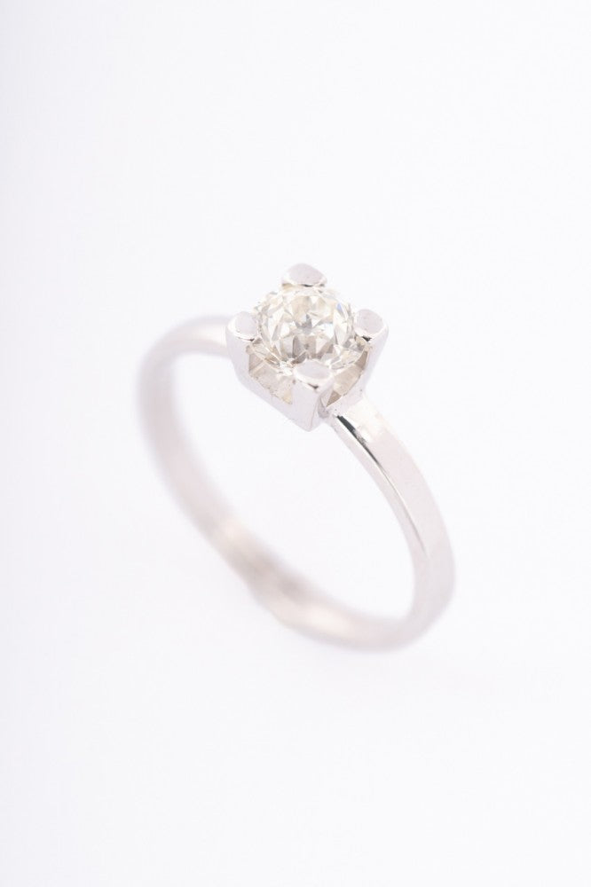 White gold solitaire ring with brilliant