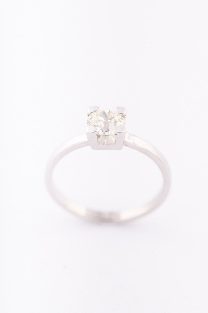 White gold solitaire ring with brilliant