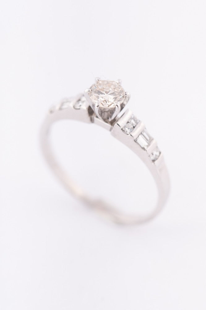 White gold ring with brilliant and baguette cut diamonds
