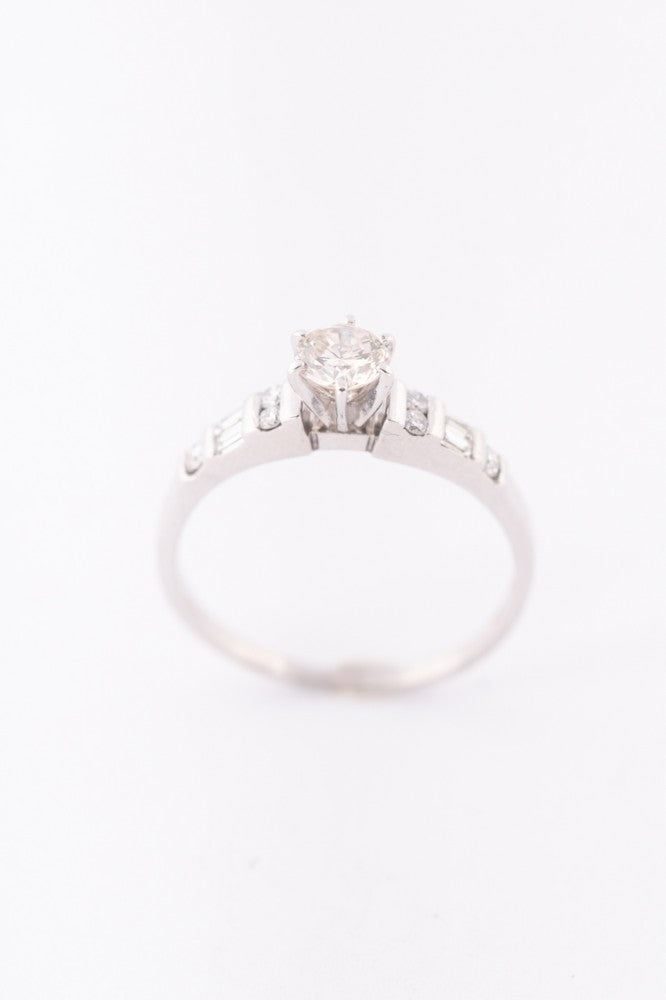 White gold ring with brilliant and baguette cut diamonds