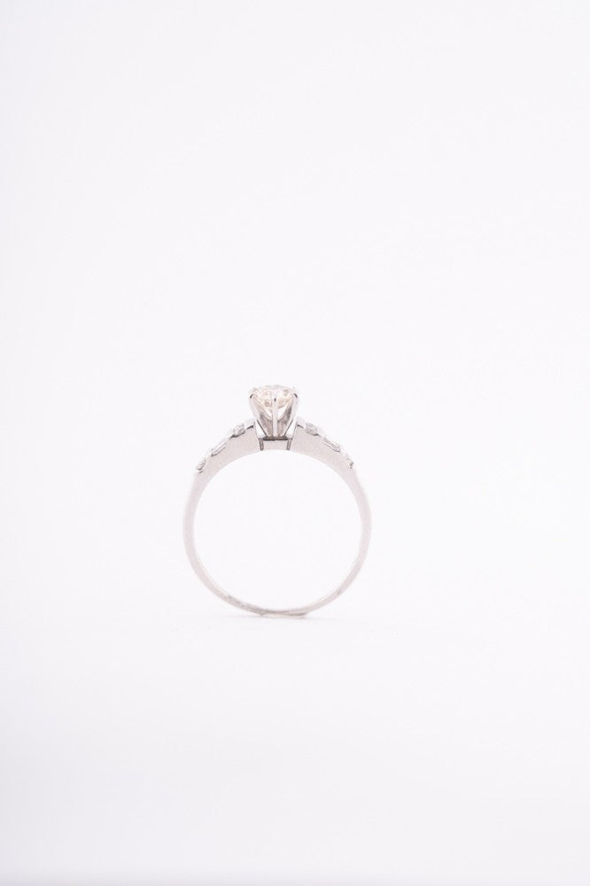 White gold ring with brilliant and baguette cut diamonds