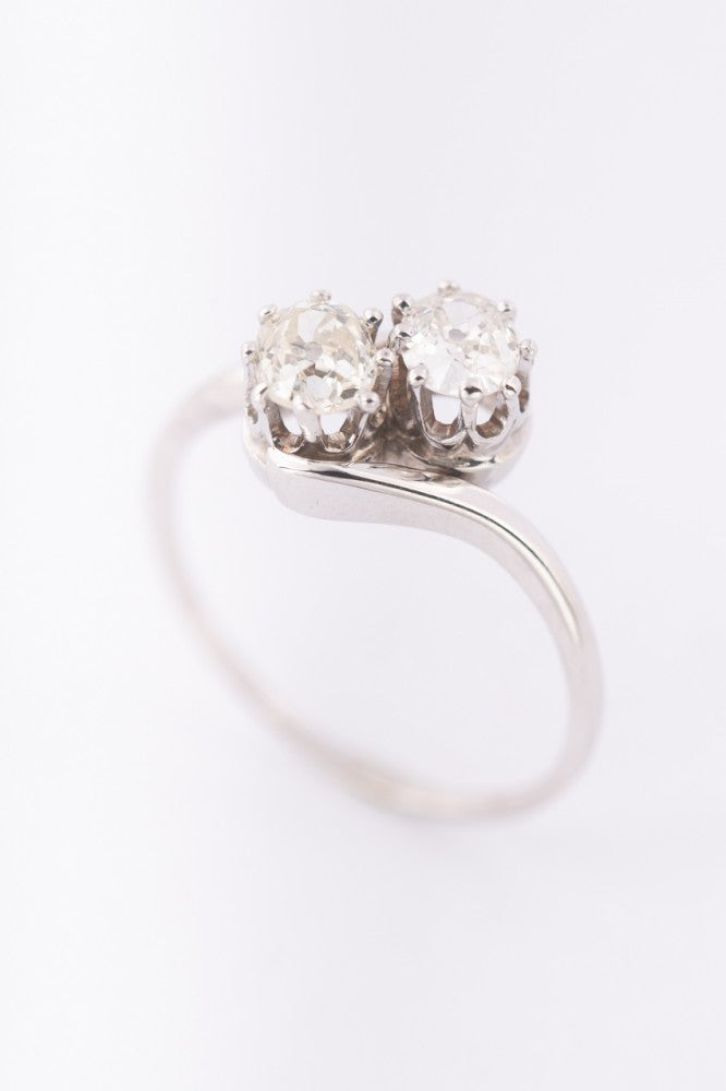 White gold ring with old-cut oval brilliant-cut diamonds