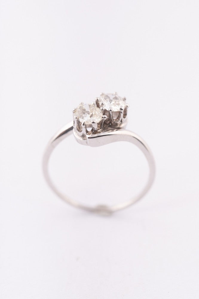 White gold ring with old-cut oval brilliant-cut diamonds